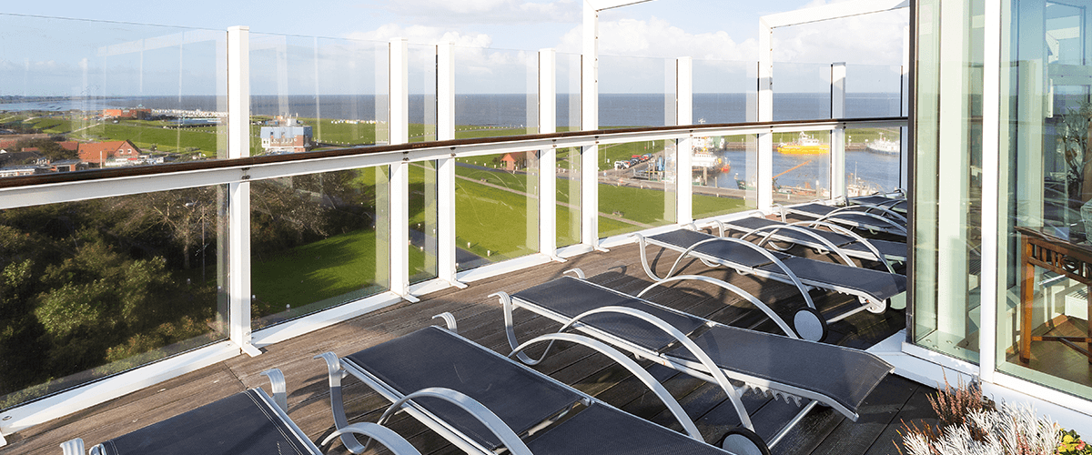 Sonnenliegen auf dem Sonnendeck mit Blick auf Deich und Wattenmeer