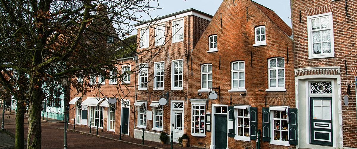 historische Häuserzeile in Greetsiel