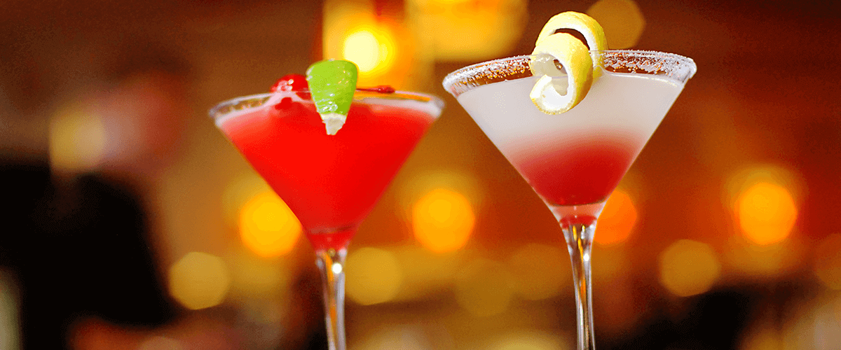 Zwei fertige Cocktails stehen auf der Theke
