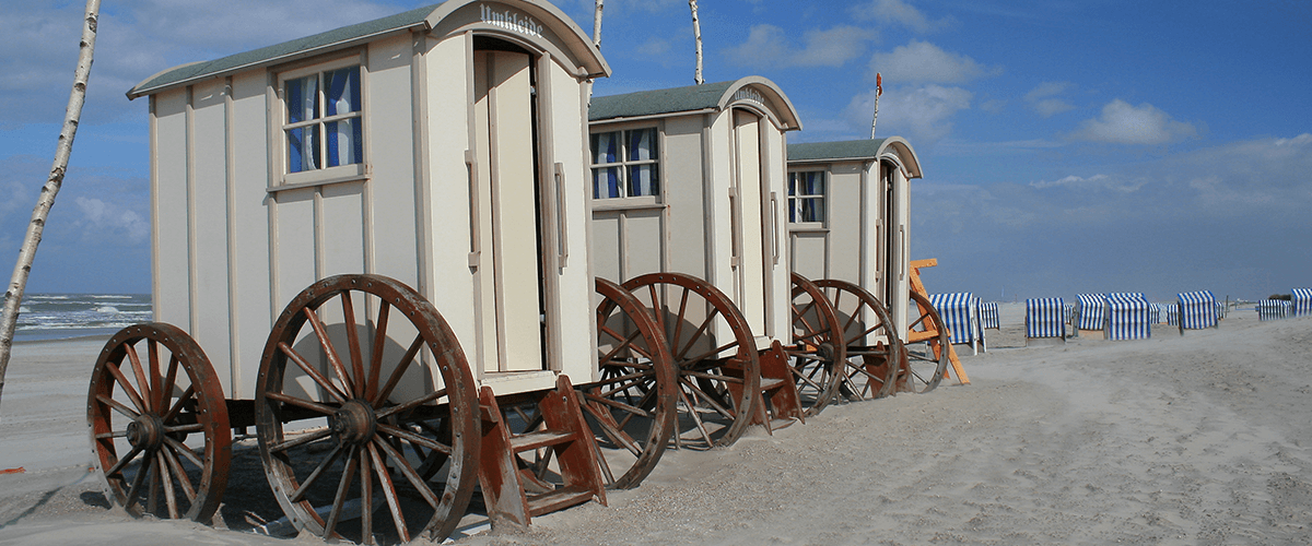 Strandwagen als Umkleiden am Norderneyer Strand