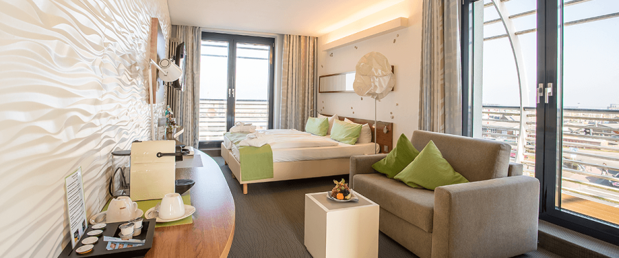 Blick auf bequeme Couch und Doppelbett