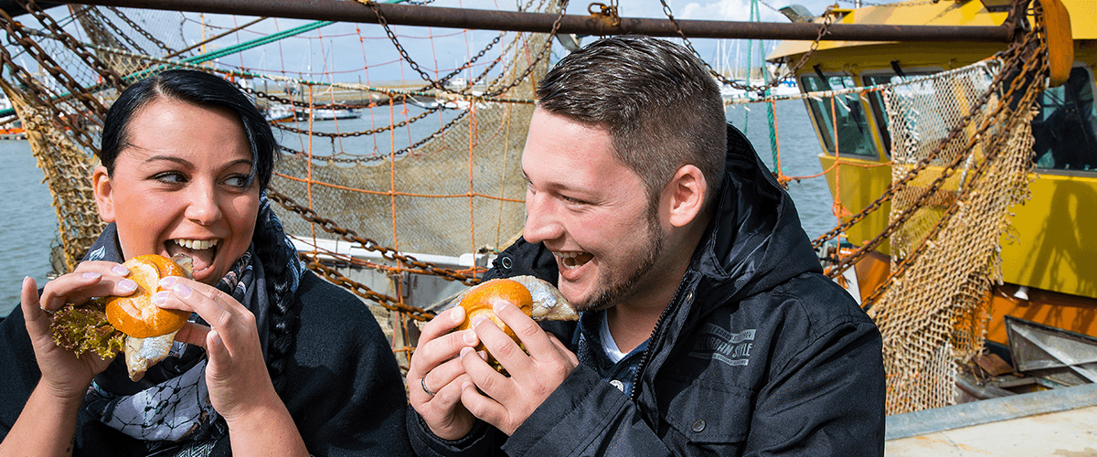 Pärchen genießt Fischbrötchen