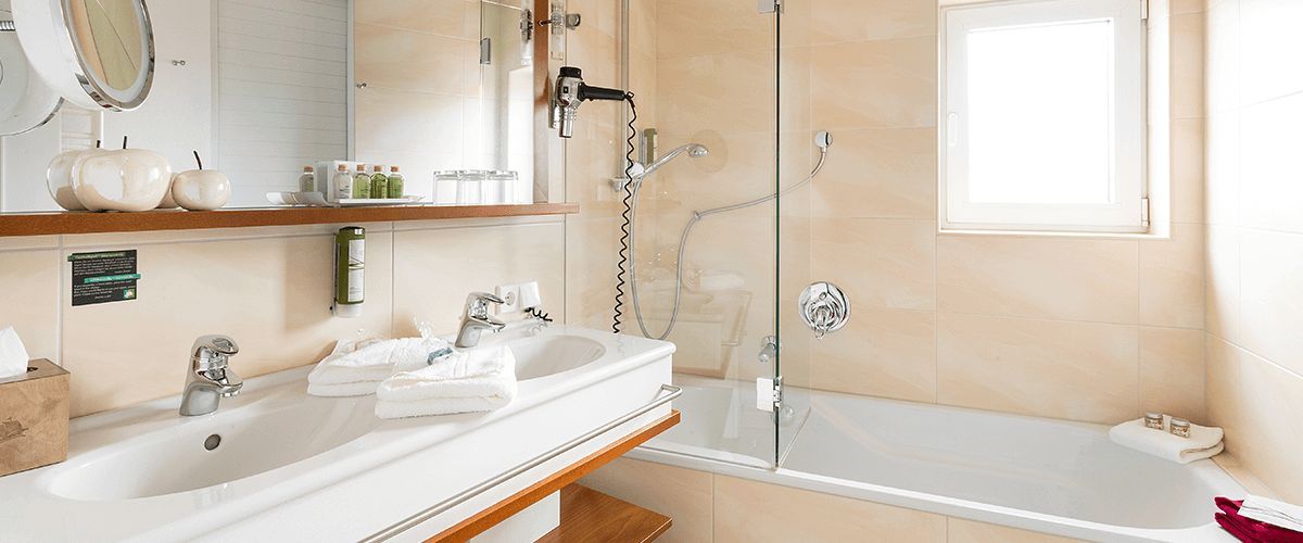 Blick ins Bad auf Waschbecken und Badewanne