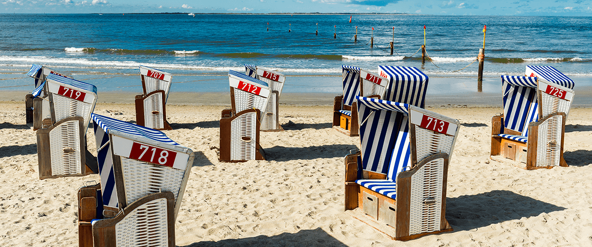 Mehrere Strandkörbe stehen auf dem Strand