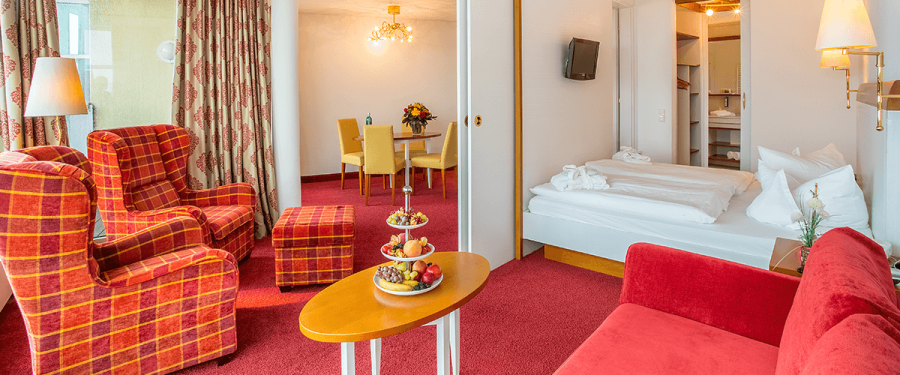 Blick vom separierten Schlafbereich in den Wohnbereich der Suite