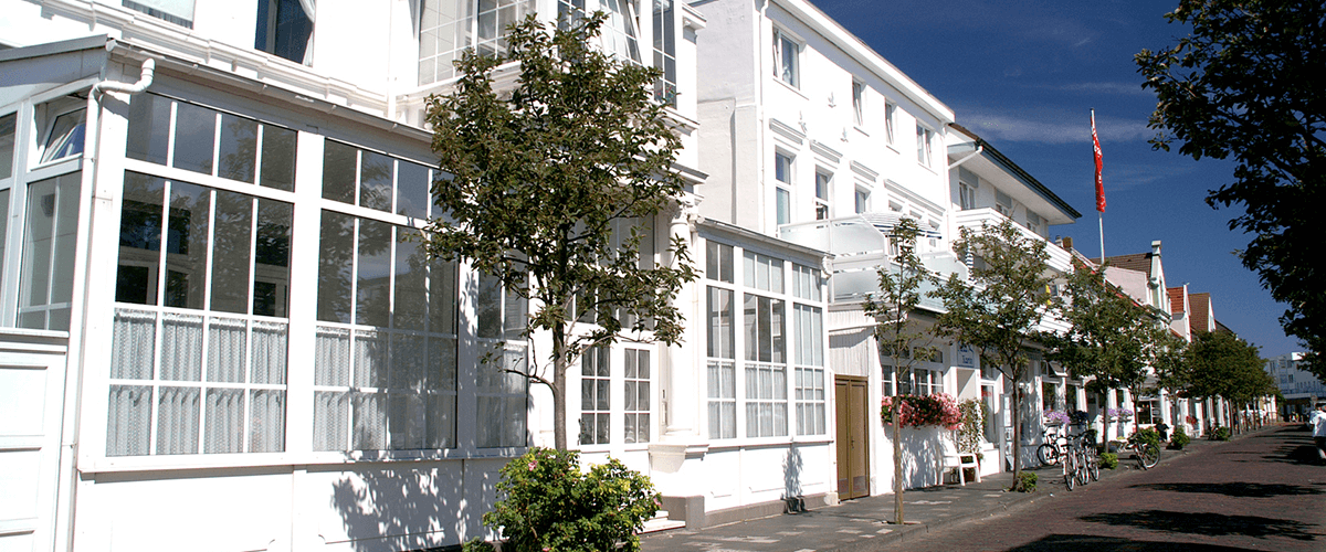 Weiße Häuserzeile auf der Insel Norderney