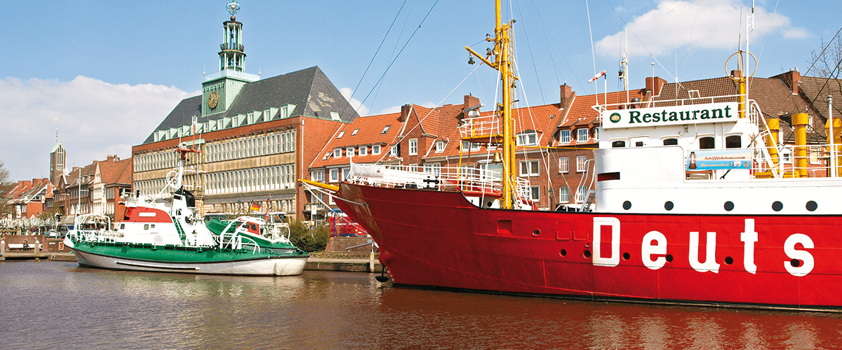Emdener Hafenbecken mit Blick auf das Rathaus