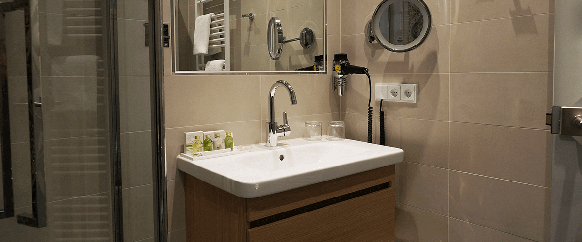 Blick ins Bad auf Dusche und Waschbecken