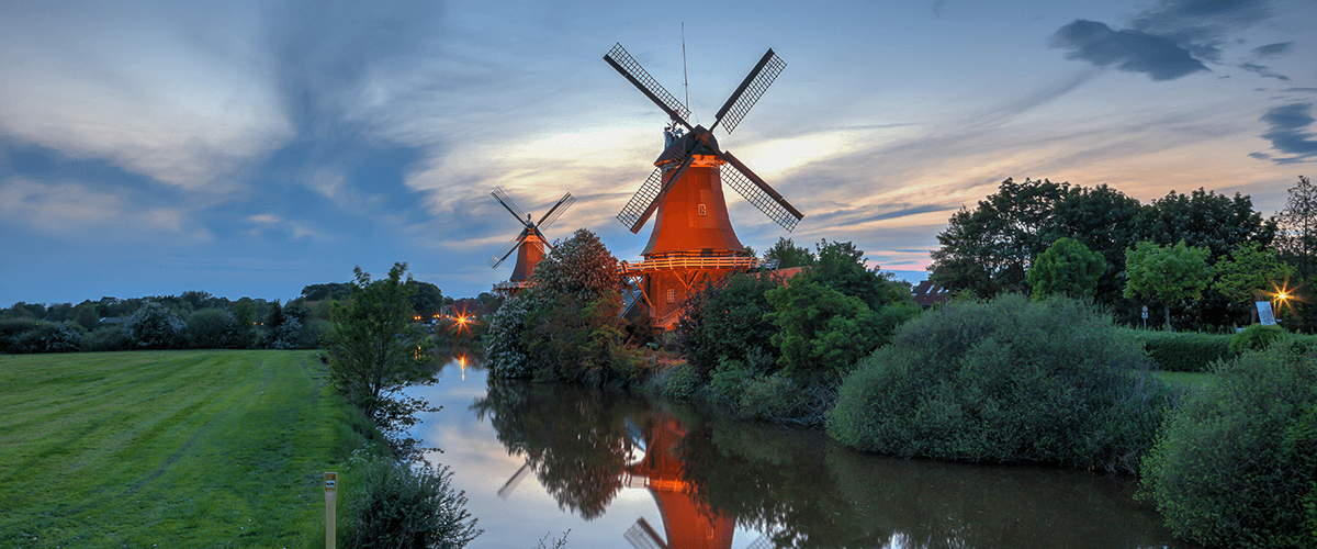 Blick auf die Greetsieler Zwillingsmühlen