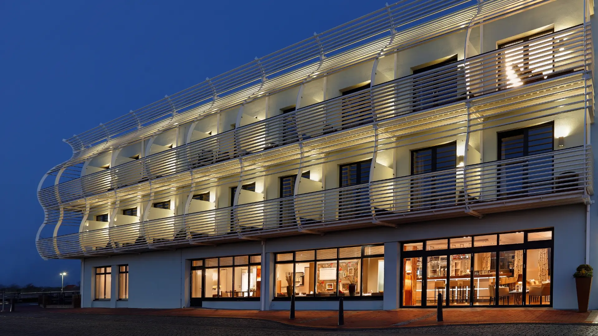 Die Außenansicht der Tenderbar und des Ostdecks