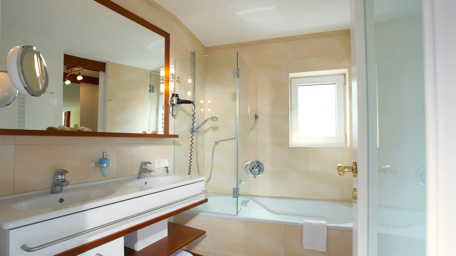 Blick ins Bad auf Waschbecken und Badewanne