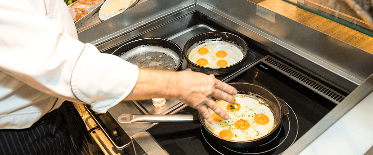 Kulinarisch mit Blick auf den Hafen - Koch bereitet frische Spiegeleier zu | Culinary delights with a view of the harbour - chef prepares fresh fried eggs