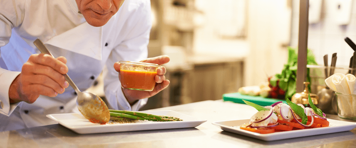 Koch verziert die bestellten Speisen | Chef decorates the dishes ordered