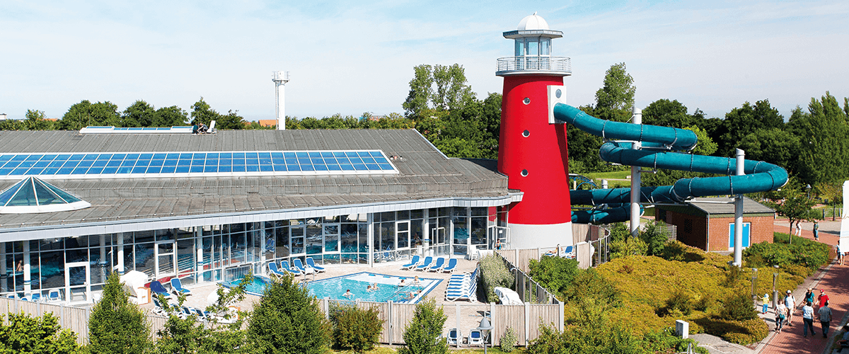 Das Ocean-Wave in Norddeich mit seiner Leuchtturm-Wasserrutsche