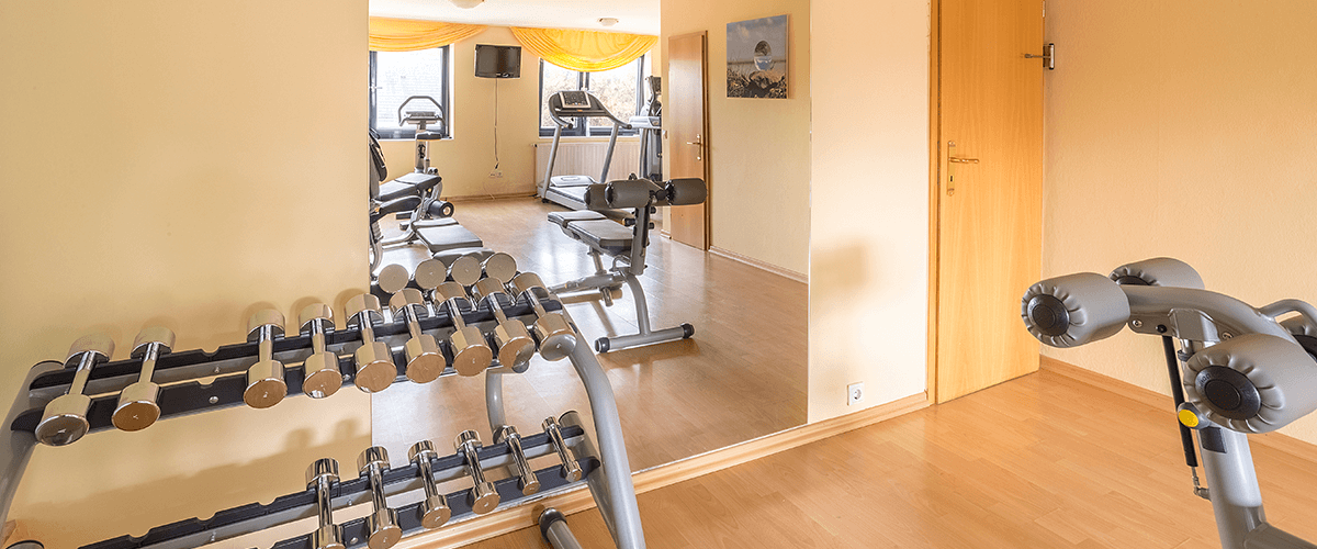 Fitnessraum mit verschiedenen Fitnessgeräten