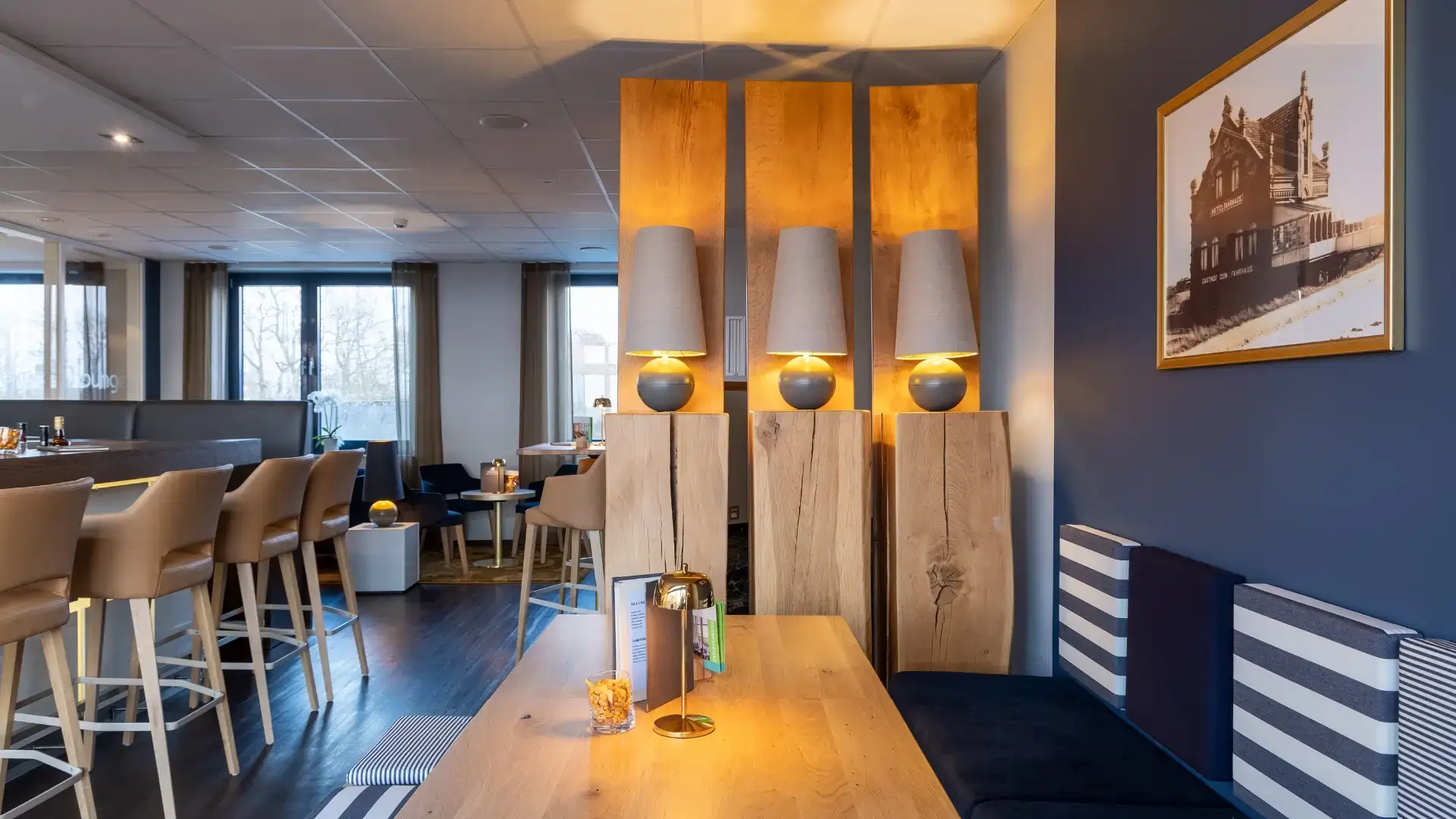 Cosy seating areas along the bar counter