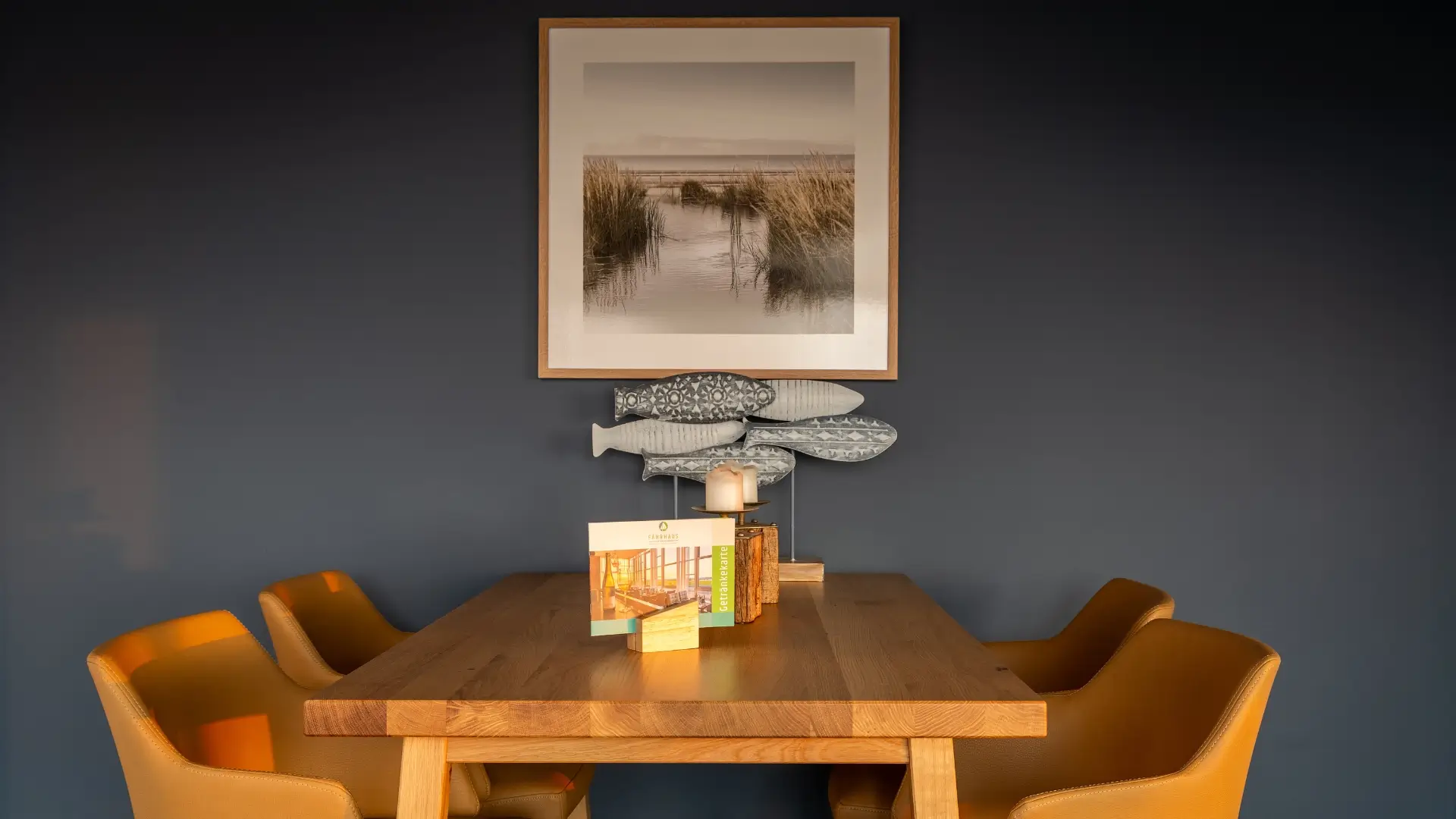 Gemütlich zu viert in der Bar