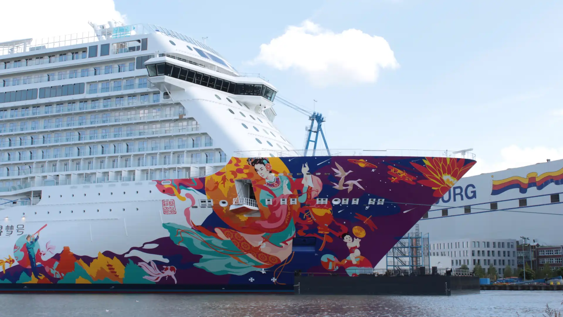 Kreuzfahrtriese bereit für die Überführung im Hafenbecken der Meyer Werft Papenburg