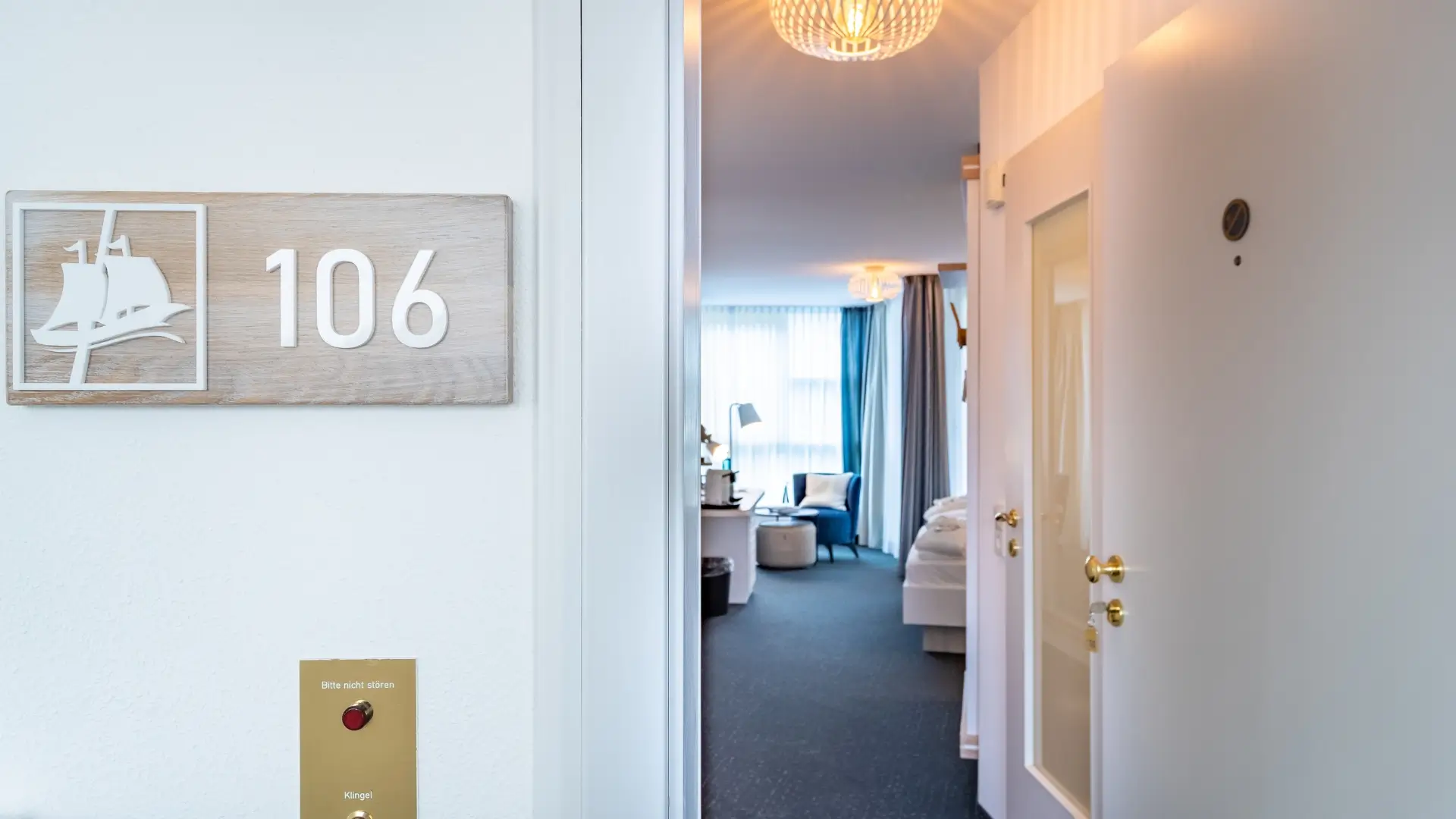Zimmereingang mit Klingel und Schild 106 als Zimmerbezeichnung