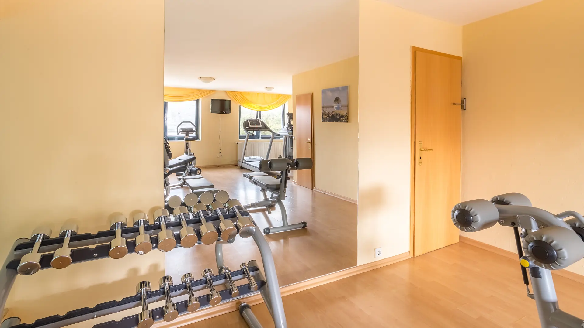 Hanteln, Laufbänder und mehr im Fitnessraum vom Hotel Fährhaus