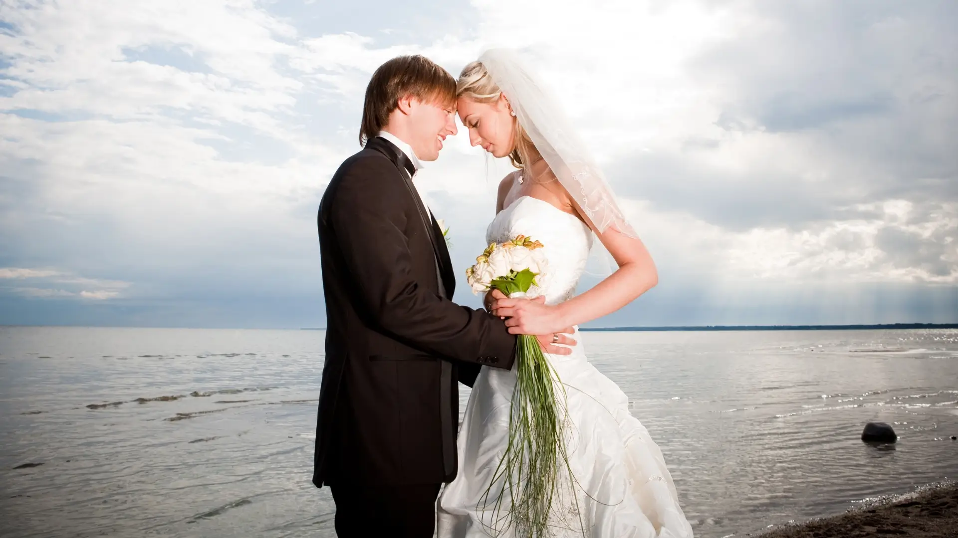 Frischvermählte bei der Hochzeit an der Nordsee