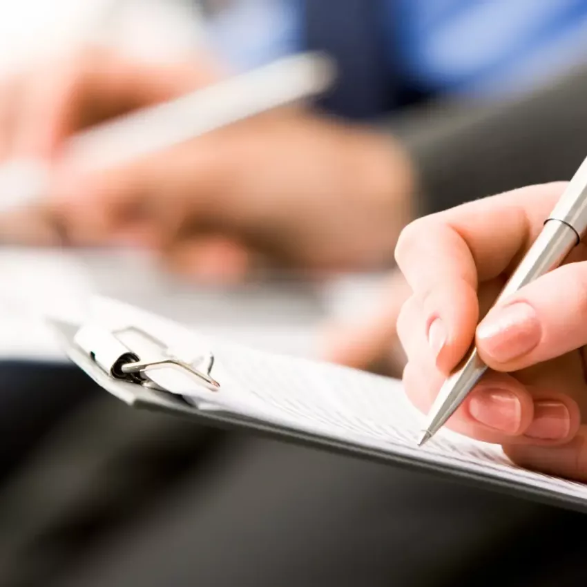 Feste und Events - Menschen in einem Konferenzraum machen Notizen