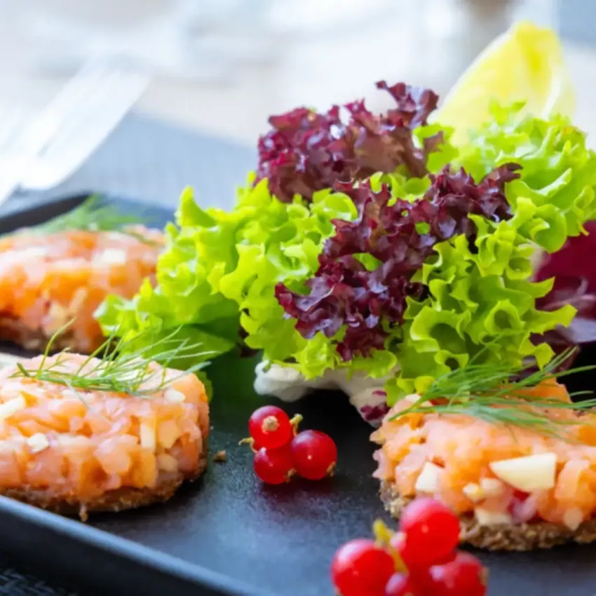 Mixed platter with salad and appetisers