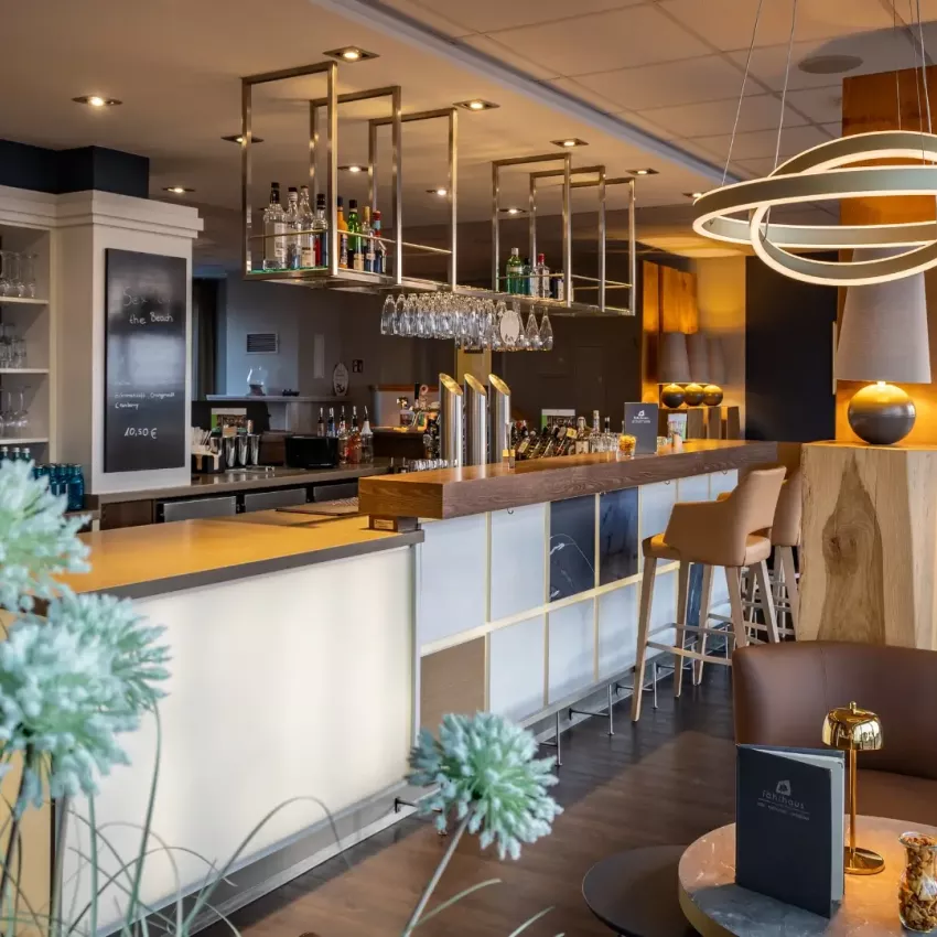 Gemütliche Sitzecken entlang der Bartheke